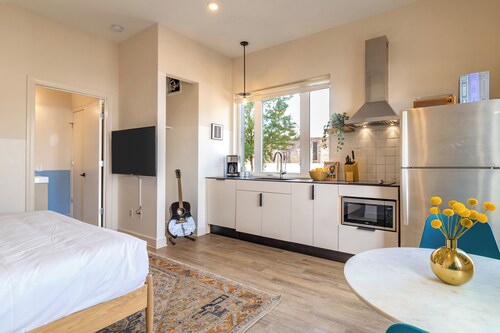 5min to Broad + Rooftop Views | Studio at Conway