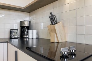 Refrigerador, microondas, parrilla de estufa y cafetera y tetera 