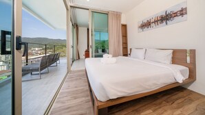 Ein modernes Schlafzimmer mit einem großen Bett, einem Balkon mit Blick auf die Stadt und einem Stadtbild an der Wand.