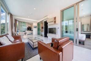 Premium-Apartment, 2 Schlafzimmer, Balkon, eingeschränkter Meerblick | Wohnbereich