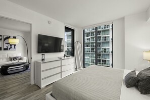 2 slaapkamers, een bureau, een strijkplank/strijkijzer, reisbedje