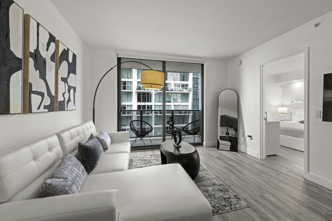 Een smart-tv en een stereo