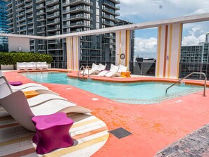 Pool - Luxurious 2-Bedroom Apt + Parking in Brickell. (Miami)