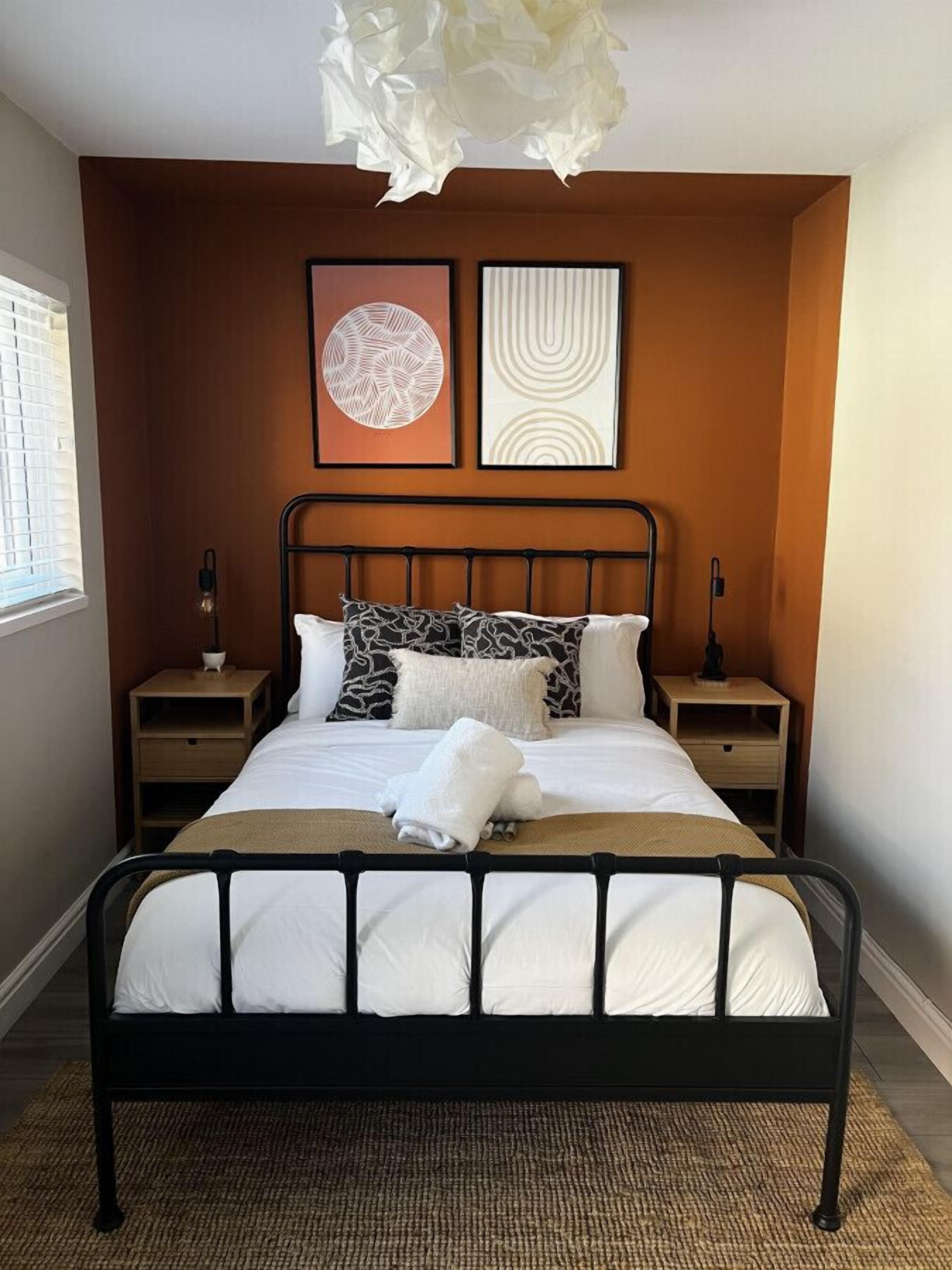 2 Schlafzimmer, Schreibtisch, Bügeleisen/Bügelbrett, Reisekinderbett