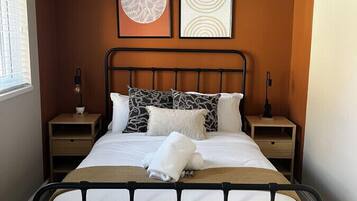 2 Schlafzimmer, Schreibtisch, Bügeleisen/Bügelbrett, Reisekinderbett