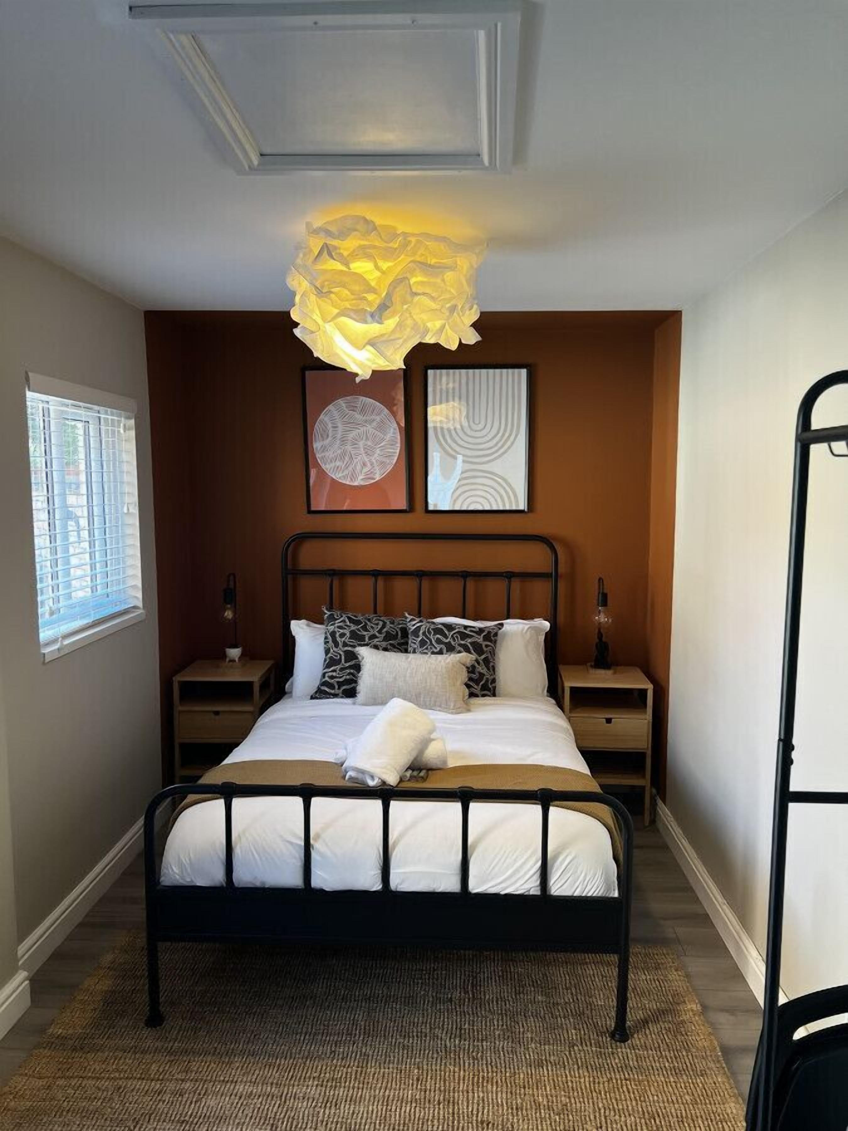 2 Schlafzimmer, Schreibtisch, Bügeleisen/Bügelbrett, Reisekinderbett