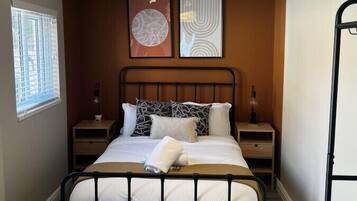 2 Schlafzimmer, Schreibtisch, Bügeleisen/Bügelbrett, Reisekinderbett