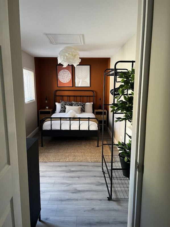 2 habitaciones, escritorio y tabla de planchar con plancha 