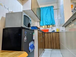 Fridge, microwave, cookware/dishes/utensils