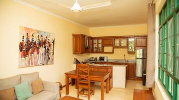 Deluxe Apartment, 1 Bedroom, Mountain View | Living area