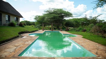 4 outdoor pools