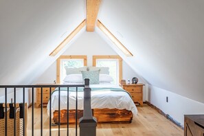 1 chambre, bureau, fer et planche à repasser, lit parapluie