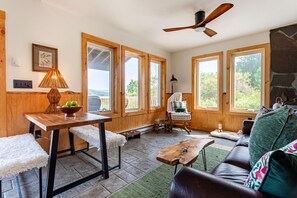 Fireplace, books - Tiny Home with Spectacular Views & FP (Parksville)