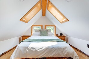 1 bedroom, desk, iron/ironing board, travel crib - Tiny Home with Spectacular Views & FP (Parksville)