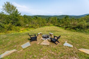 Property grounds - Tiny Home with Spectacular Views & FP (Parksville)