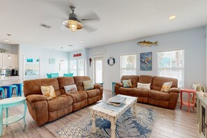 TV - Shared Pool, Golf Cart Included, Golf Cart Boardwalk to the Beach (Port Aransas)