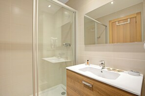 Dusj, hårføner, håndklær og såpe