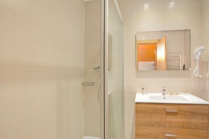 Ducha, secador de pelo, toallas, jabón