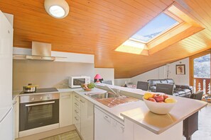 Fridge, microwave, oven, stovetop - El Tarter Spacious Ski Apartment (El Tarter)