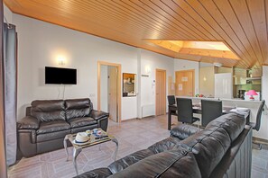 Standard Apartment, Multiple Bedrooms, Mountainside (El Tarter Spacious Ski Apartment) | Living area | Flat-screen TV - El Tarter Spacious Ski Apartment (El Tarter)