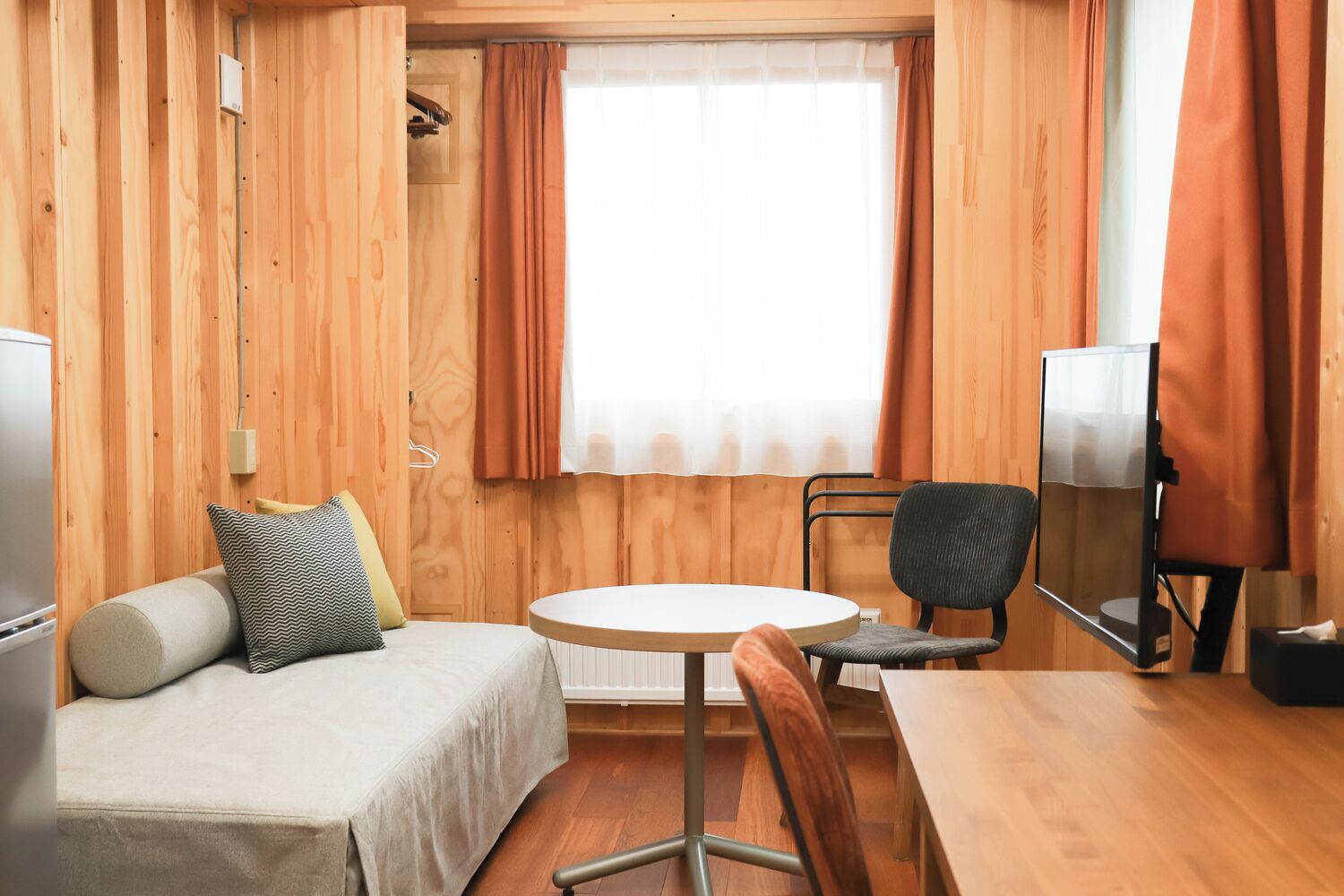 4 人部屋 | セーフティボックス (室内)、デスク、WiFi (無料)