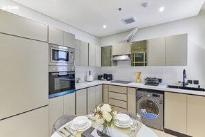 Apartemen Mewah, 2 kamar tidur, dapur | Dapur pribadi | Mesin espresso, mesin pembuat kopi/teh, dan ketel listrik