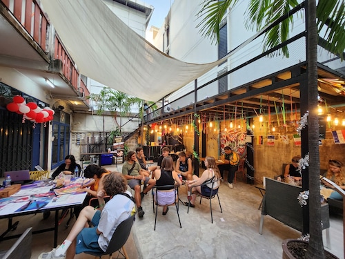 AREA81 HIDEOUT Hostel Khaosan