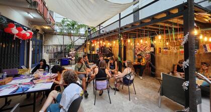 AREA81 HIDEOUT Hostel Khaosan