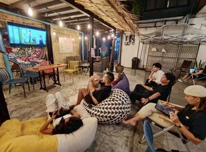 Living area - AREA81 HIDEOUT Hostel Khaosan (Bangkok)