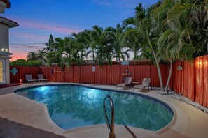 Lämmitetty uima-allas