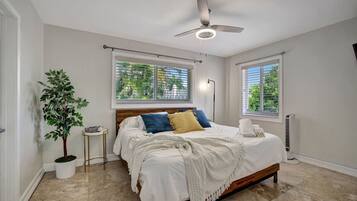 2 chambres, bureau, fer et planche à repasser, lit parapluie