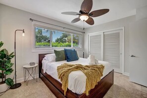 2 makuuhuonetta, työpöytä, silitysrauta/-lauta, vauvan matkasänky