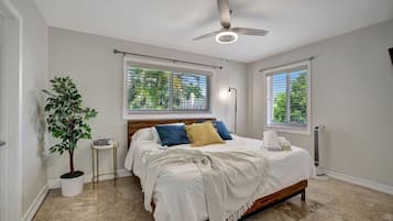 3 slaapkamers, een bureau, een strijkplank/strijkijzer, reisbedje