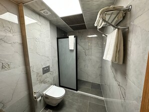 Toallas, jabón, shampoo, papel de baño