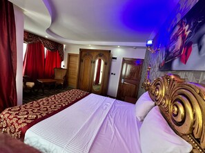 Caja de seguridad en la habitación y escritorio