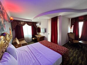 Habitación doble, vista parcial al mar | Caja de seguridad en la habitación y escritorio