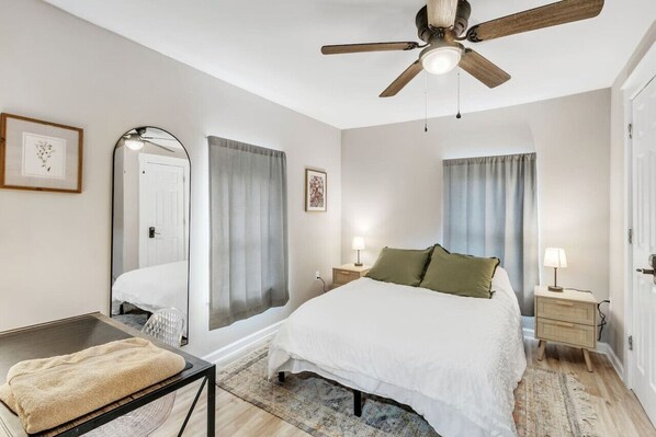 2 chambres, bureau, fer et planche à repasser, lit parapluie