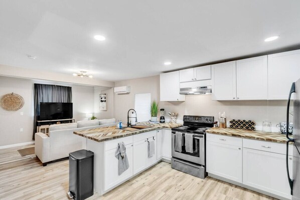 Réfrigérateur, four à micro-ondes, un four, surface de cuisson