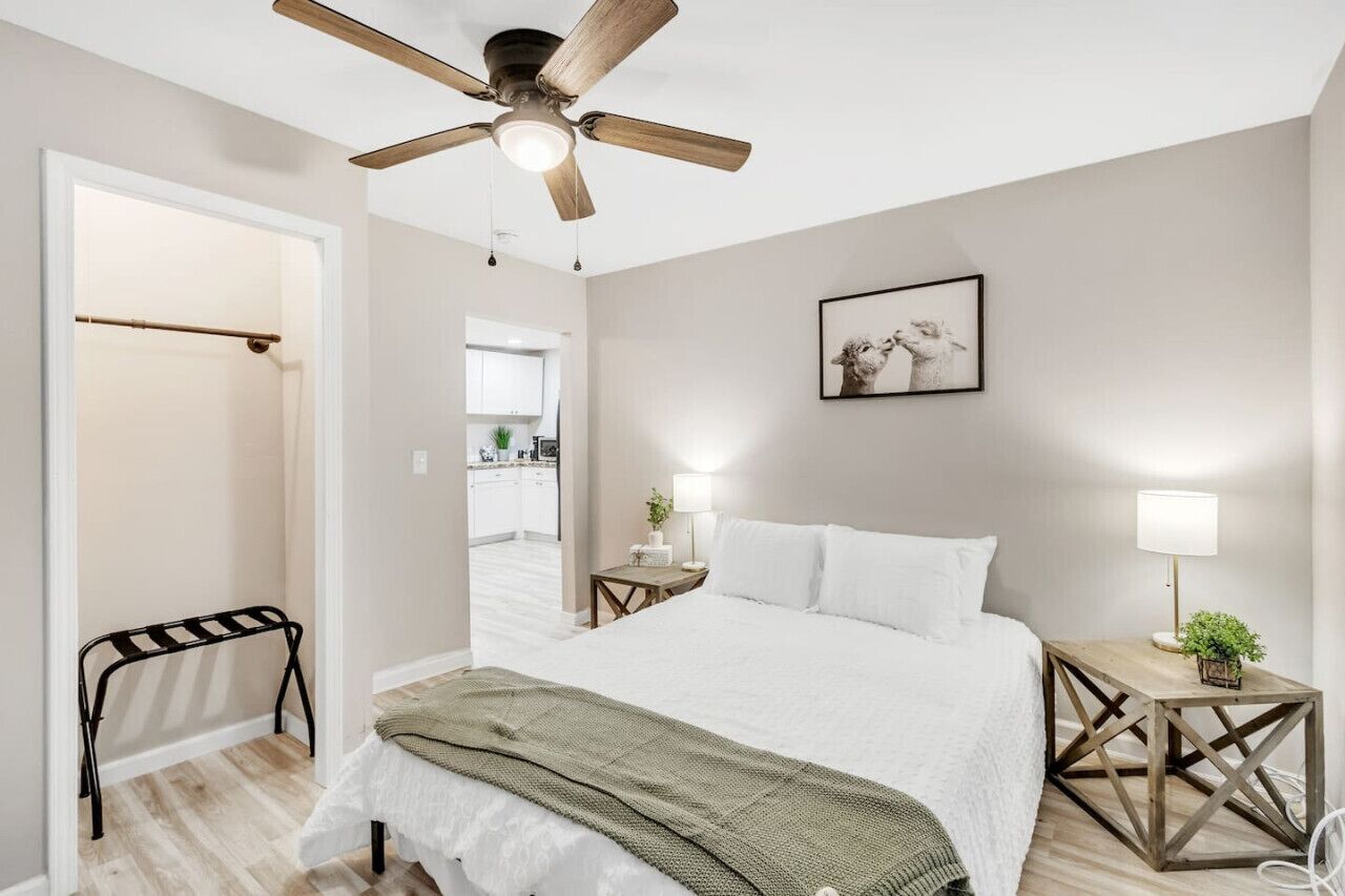 2 chambres, bureau, fer et planche à repasser, lit de bébé portatif