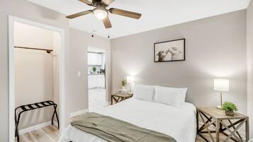 2 chambres, bureau, fer et planche à repasser, lit de bébé portatif