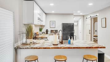 Réfrigérateur, four à micro-ondes, un four, surface de cuisson