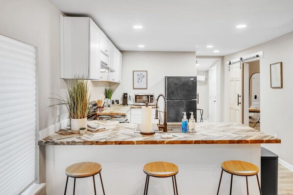 Kühlschrank, Mikrowelle, Ofen, Herdplatte