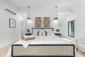 3 bedrooms, iron/ironing board, travel cot, WiFi - Modern Retreat With Comfort and a Prime Location (Bar Harbor)