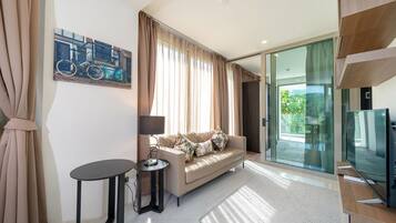 Apartemen Eksklusif, balkon, pemandangan laut terbatas | Area keluarga | TV layar datar