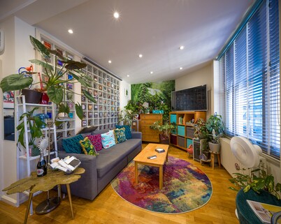 Spacious urban jungle in the centre of the west end with WIFI! Sleeps up to 7