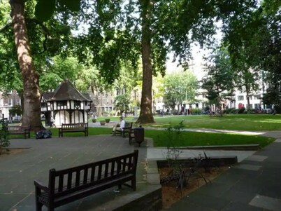 Spacious urban jungle in the centre of the west end with WIFI! Sleeps up to 7