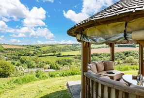 Outdoor dining - Retreat with the one you love to this rural, dog-friendly cottage. Spice Barn exudes luxury, whilst (Liskeard)