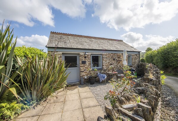 Exterior - Retreat with the one you love to this rural, dog-friendly cottage. Spice Barn exudes luxury, whilst (Liskeard)