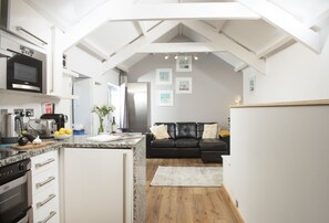 Fridge, microwave, oven, dishwasher - Retreat with the one you love to this rural, dog-friendly cottage. Spice Barn exudes luxury, whilst (Liskeard)