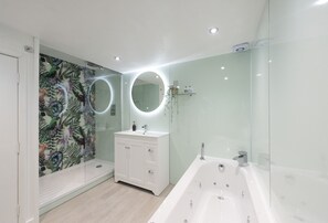 Shower, jetted tub, hair dryer, towels - Retreat with the one you love to this rural, dog-friendly cottage. Spice Barn exudes luxury, whilst (Liskeard)